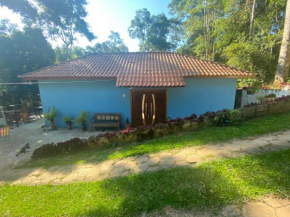 Casa de campo com muito verde e paz/2 quartos/Wi-Fi/churrasqueira/ deck/ trilha/ minha cachoeira